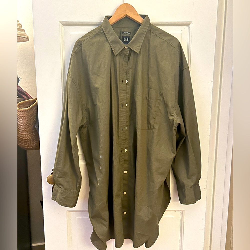GAP Weekend Edit button up tunic length shirt.